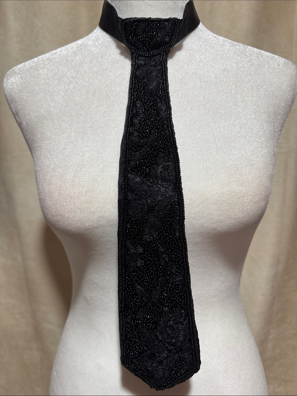 VTG glass bead tie